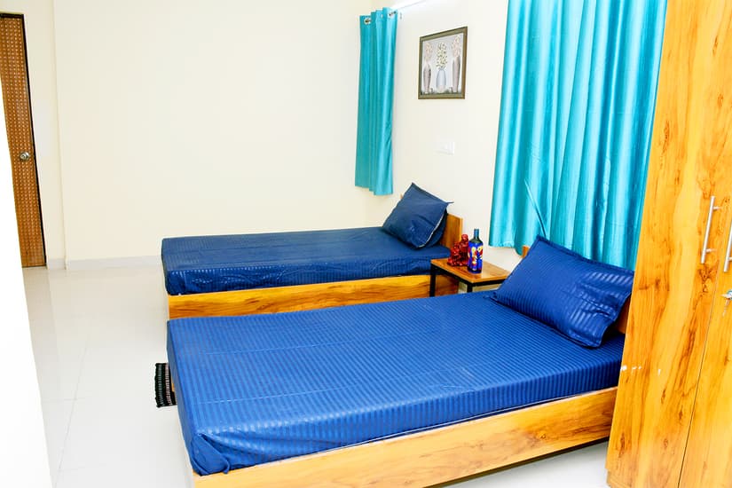 PG and Coliving Near Delhi Metro Blue Line Stations – The Lifeline of Noida and Central Delhi
